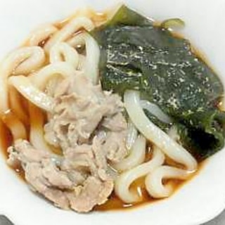 豚肉とわかめ入りの釜揚げうどん風